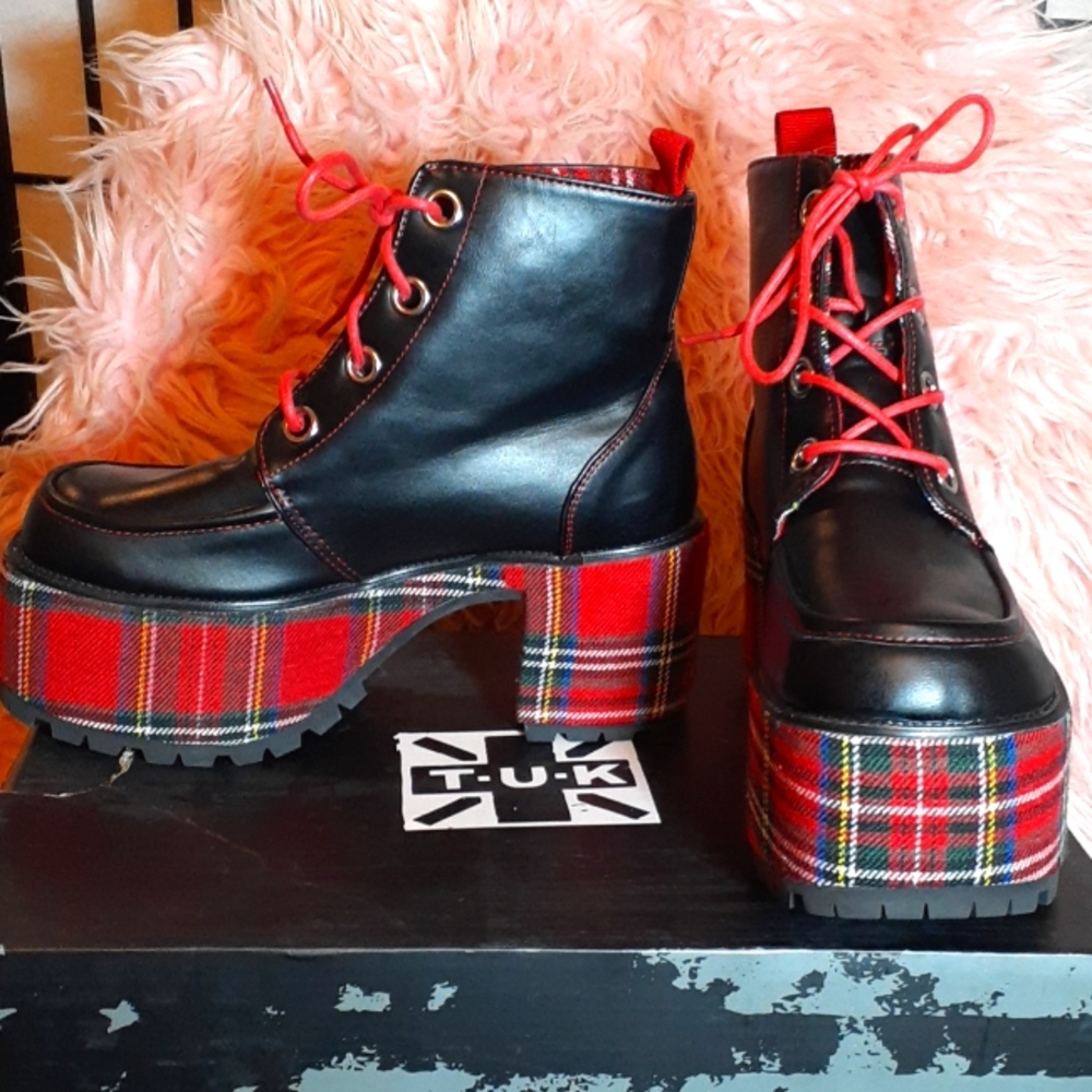 TUK black & plaid tartan platform nosebleed boots size 7 US